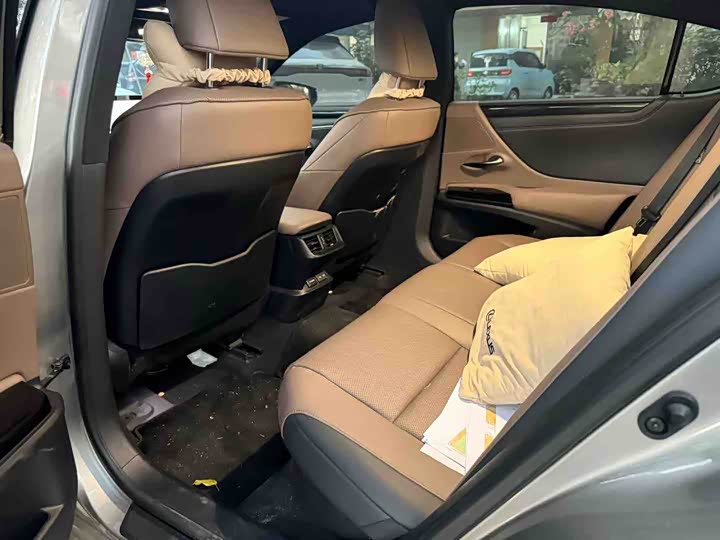 Фото 7 - Lexus ES