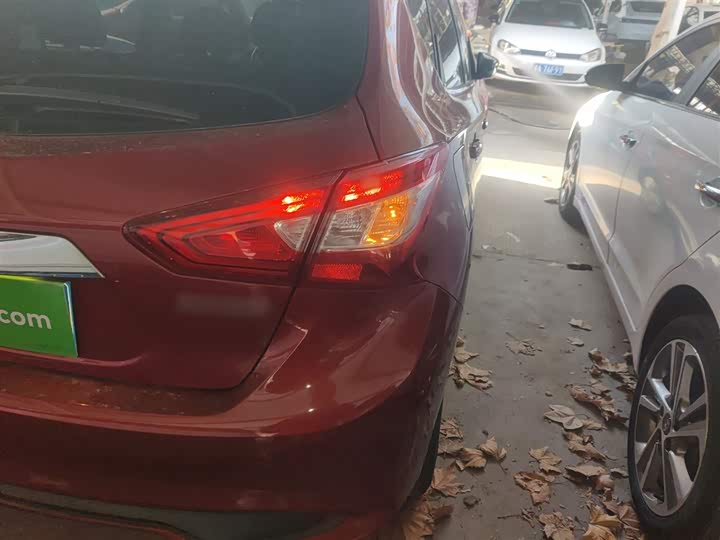 Фото 8 - Nissan Tiida