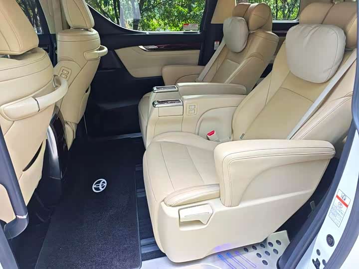 Фото 9 - Toyota Alphard