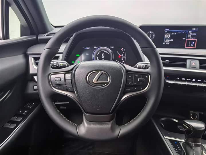 Фото 5 - Lexus UX