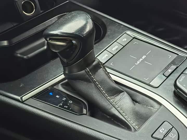 Фото 7 - Lexus UX