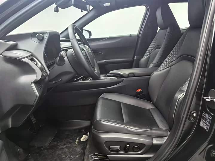 Фото 9 - Lexus UX