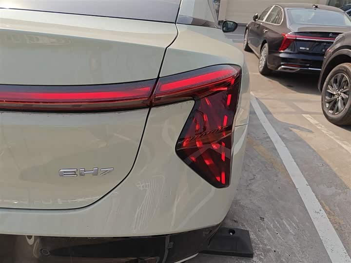 Фото 8 - Hongqi EH7