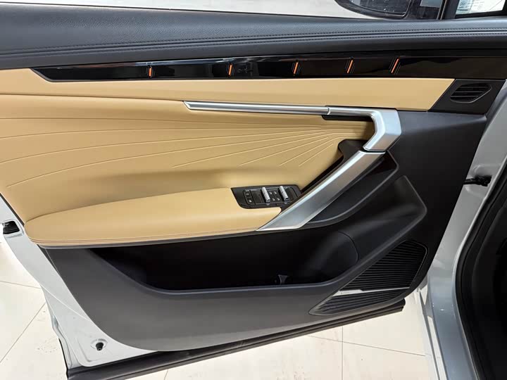 Фото 6 - Geely Atlas L