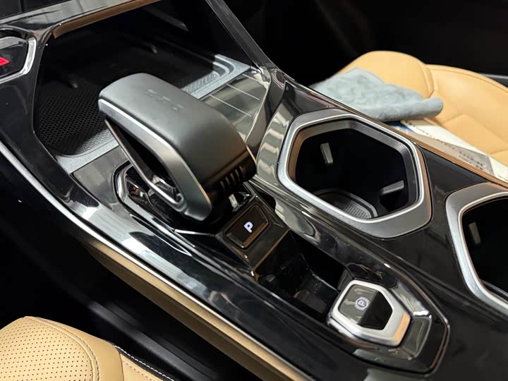 Фото 8 - Geely Atlas L