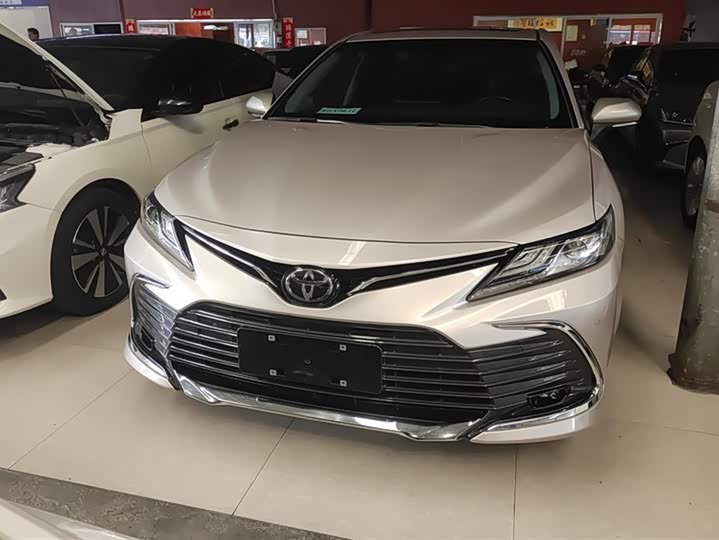 Фото 2 - Toyota Camry
