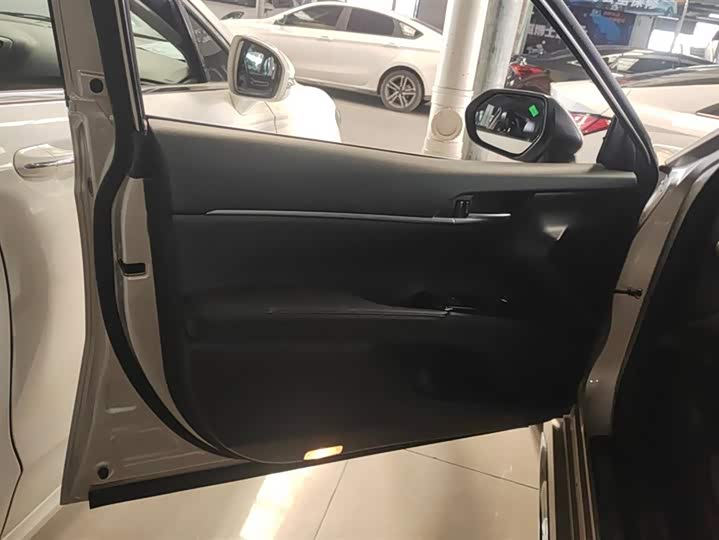 Фото 7 - Toyota Camry