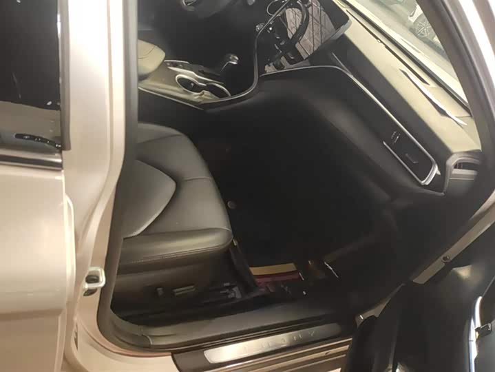 Фото 8 - Toyota Camry