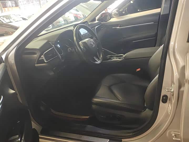 Фото 9 - Toyota Camry