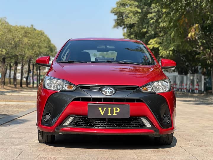 Фото 3 - Toyota Yaris L Hatchback