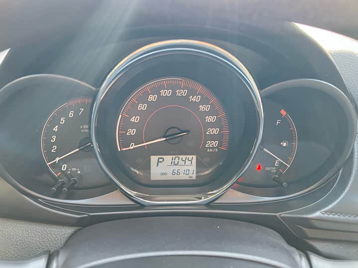 Фото 4 - Toyota Yaris L Hatchback