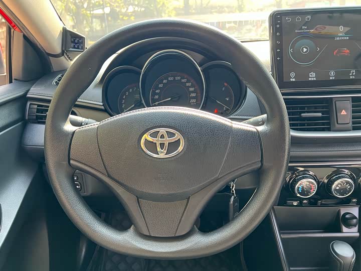 Фото 6 - Toyota Yaris L Hatchback