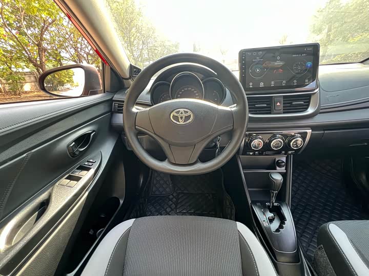 Фото 7 - Toyota Yaris L Hatchback