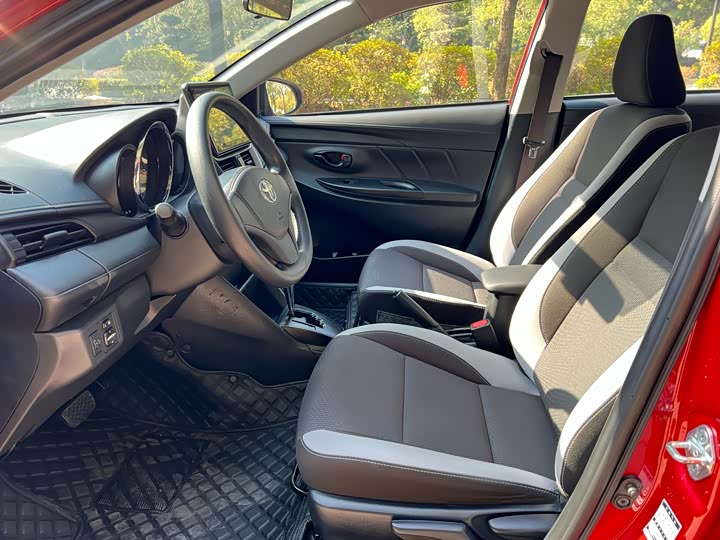 Фото 9 - Toyota Yaris L Hatchback