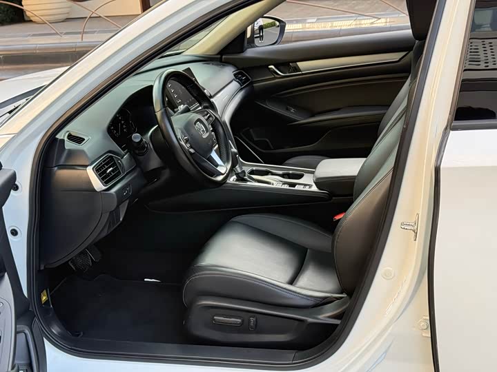 Фото 8 - Honda Accord