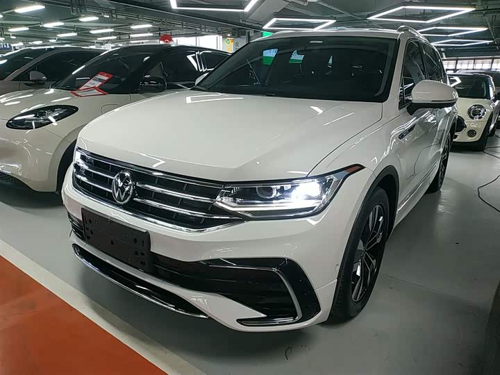 Фото 2 - Volkswagen Tiguan L Pro