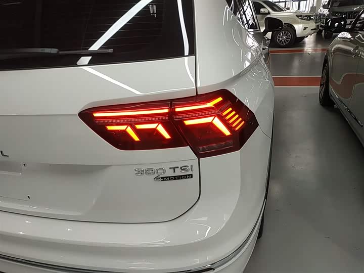 Фото 8 - Volkswagen Tiguan L Pro