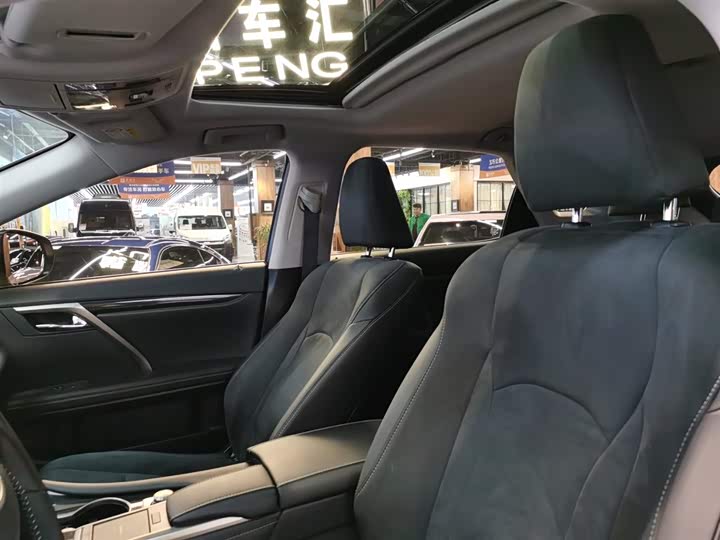 Фото 6 - Lexus RX