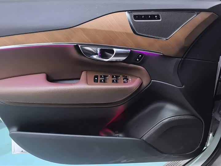 Фото 7 - Volvo XC90