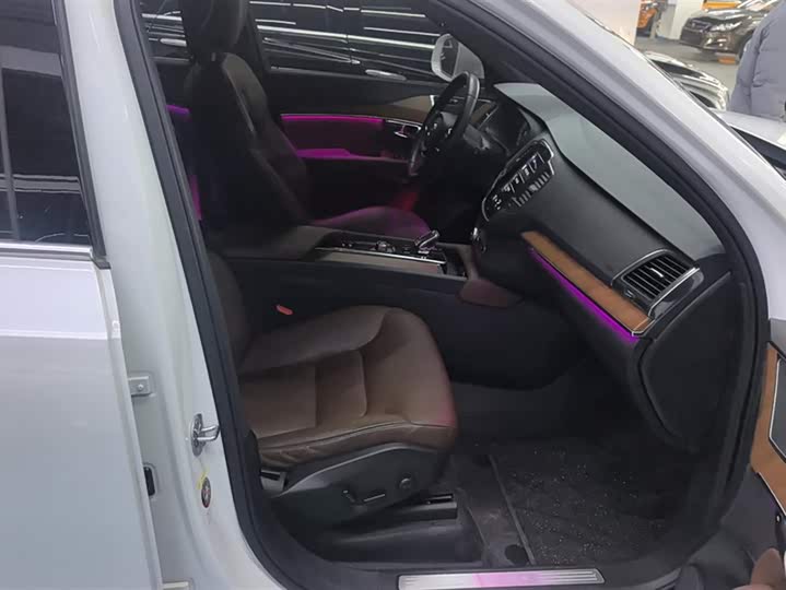 Фото 8 - Volvo XC90