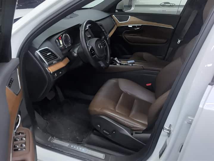 Фото 9 - Volvo XC90