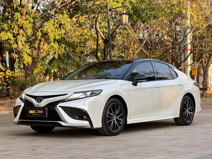 Фото 1 - Toyota Camry