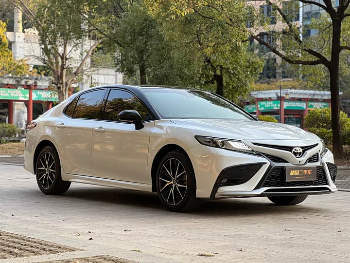 Фото 4 - Toyota Camry