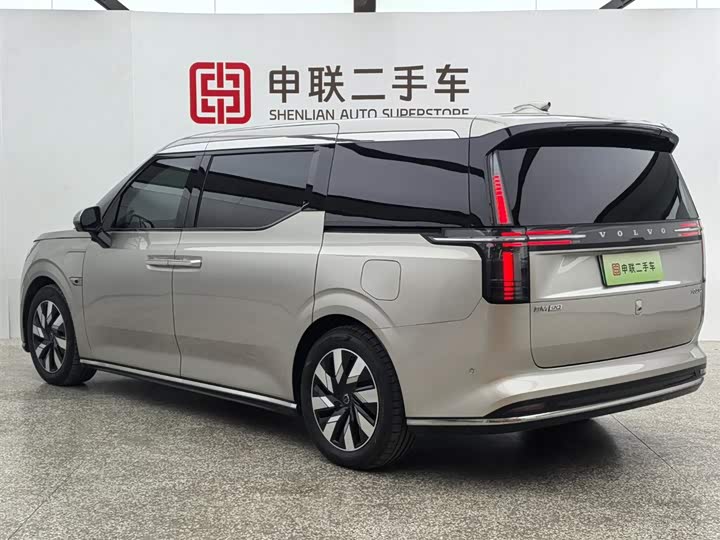 Фото 2 - Volvo EM90