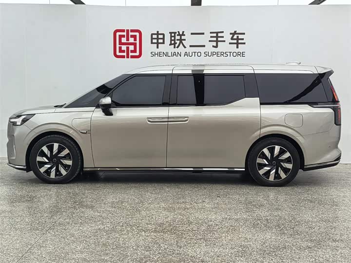 Фото 3 - Volvo EM90