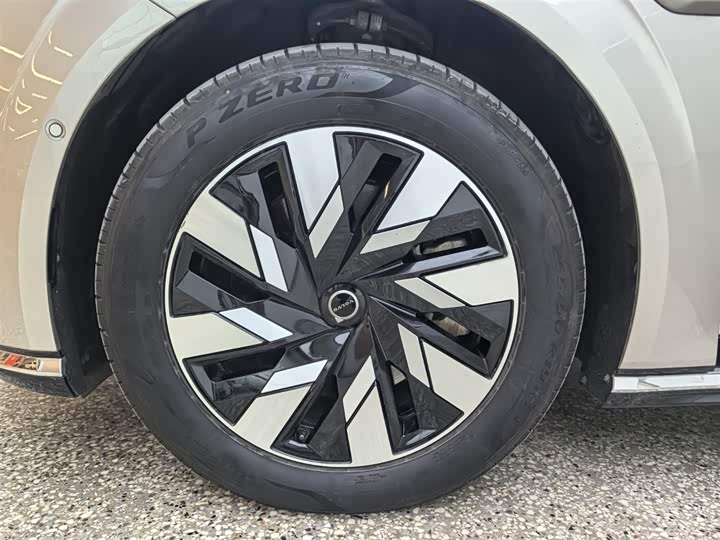 Фото 6 - Volvo EM90