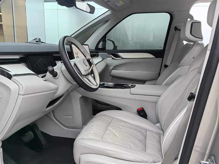 Фото 7 - Volvo EM90