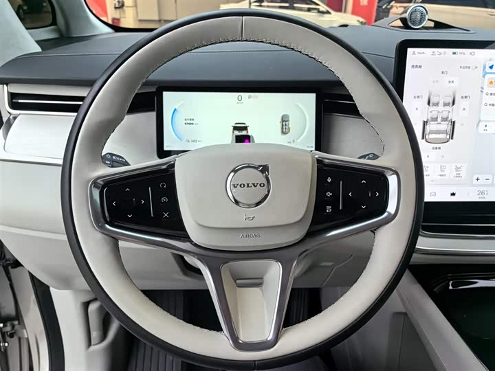 Фото 8 - Volvo EM90