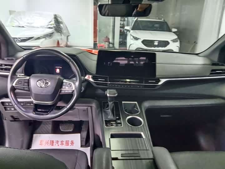 Фото 9 - Toyota Sienna