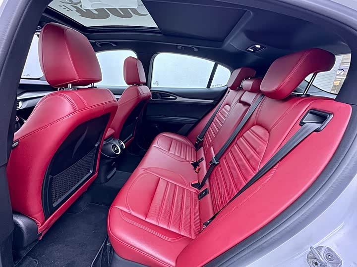 Фото 9 - Alfa Romeo Stelvio