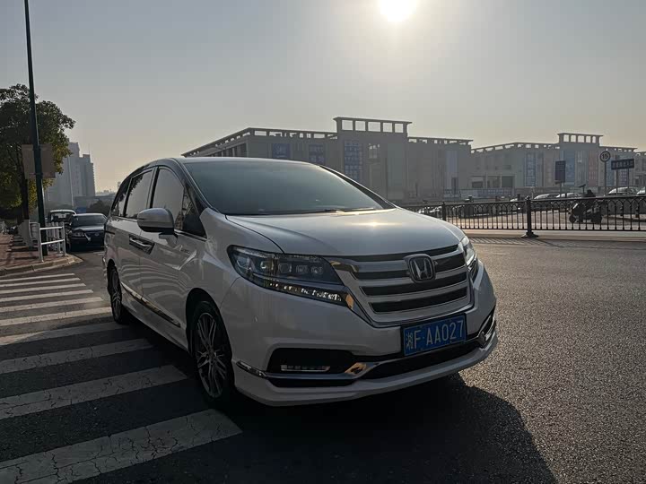 Фото 1 - Honda Elysion