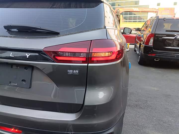 Фото 8 - Geely Atlas