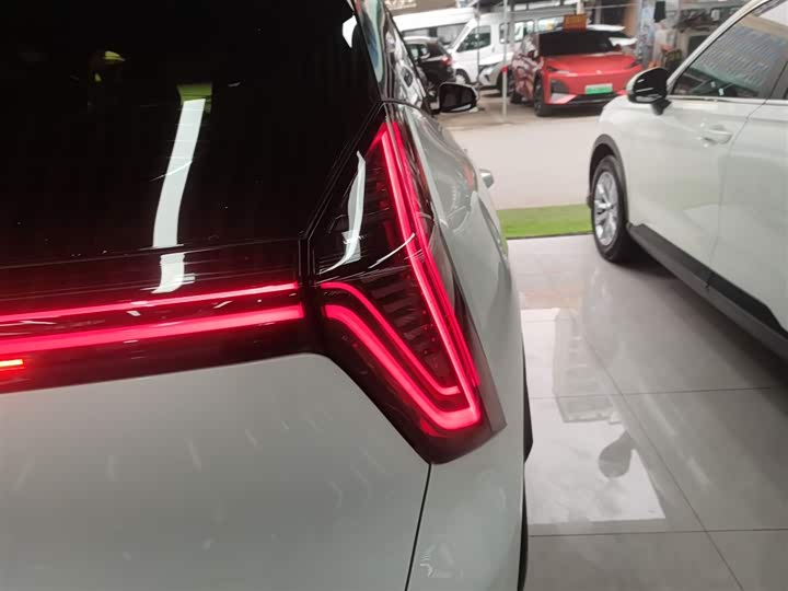 Фото 8 - Geely Atlas L