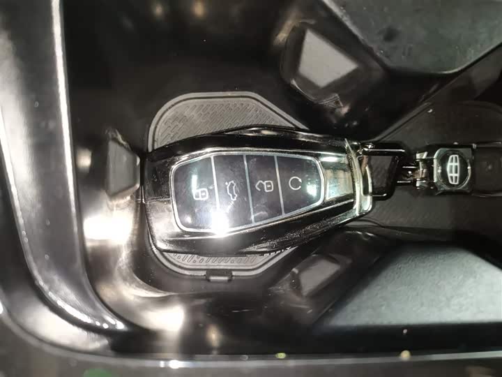 Фото 9 - Geely Atlas L