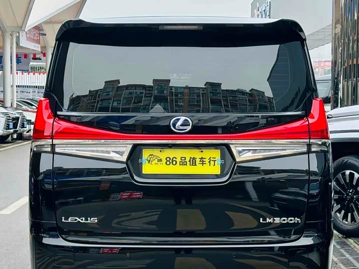 Фото 3 - Lexus LM