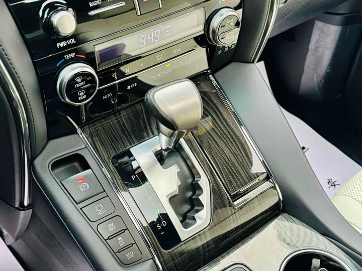 Фото 9 - Lexus LM