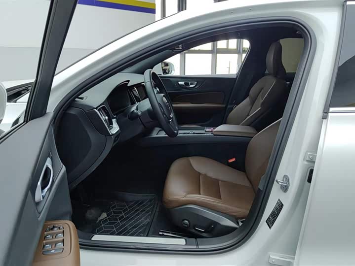 Фото 9 - Volvo S60