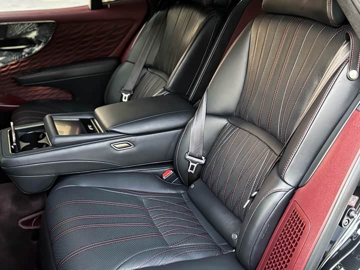 Фото 8 - Lexus LS