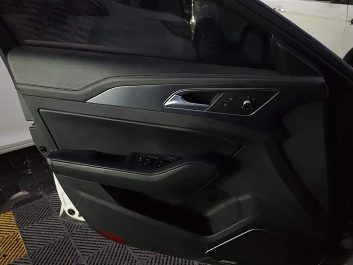 Фото 7 - Hongqi H5