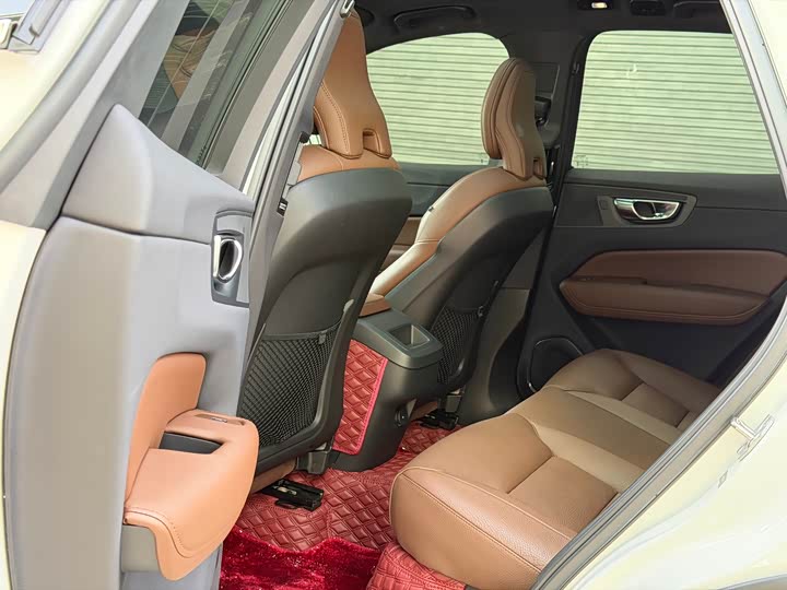 Фото 8 - Volvo XC60