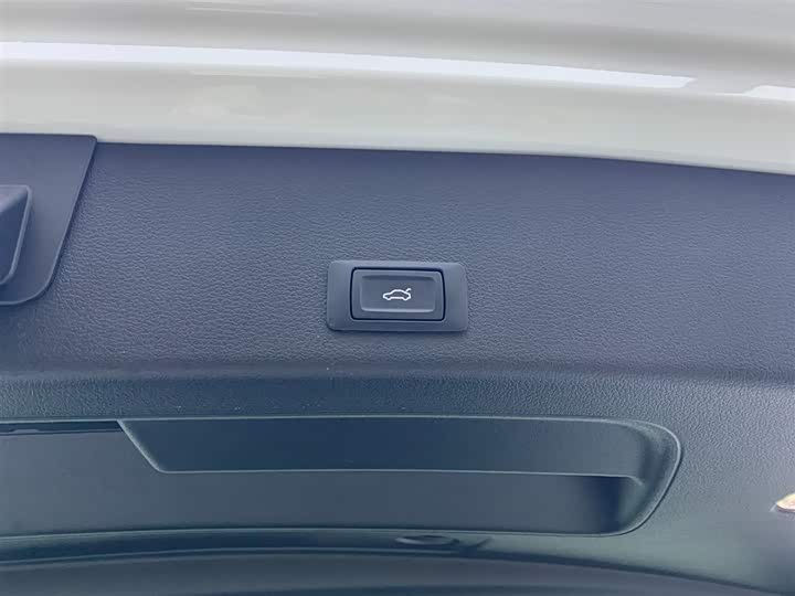 Фото 9 - Audi e-tron