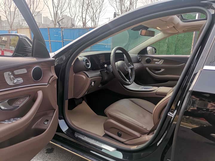 Фото 7 - Mercedes-Benz E-Class