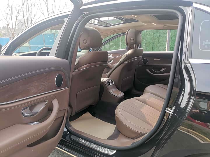 Фото 8 - Mercedes-Benz E-Class