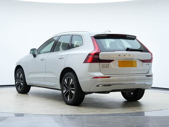Фото 8 - Volvo XC60