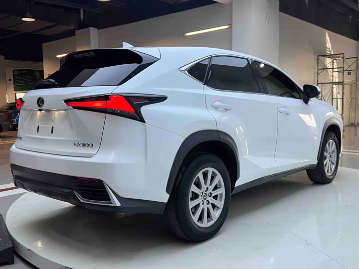 Фото 6 - Lexus NX