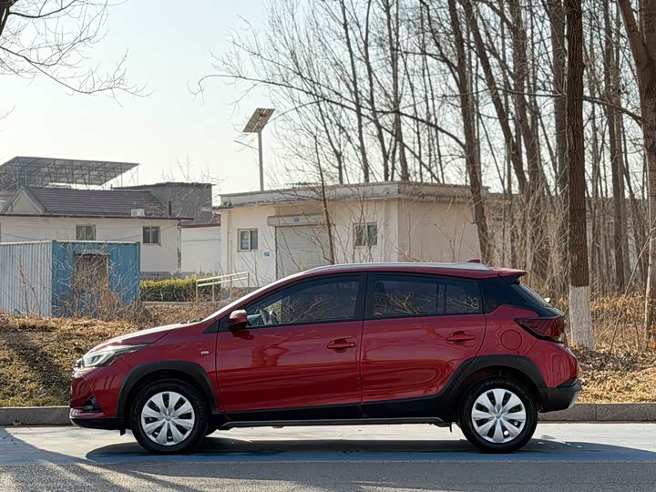 Фото 3 - Toyota Yaris L Hatchback